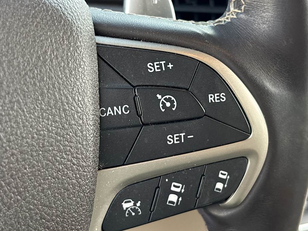 Thumbnail: 2017 Jeep Grand Cherokee - 17