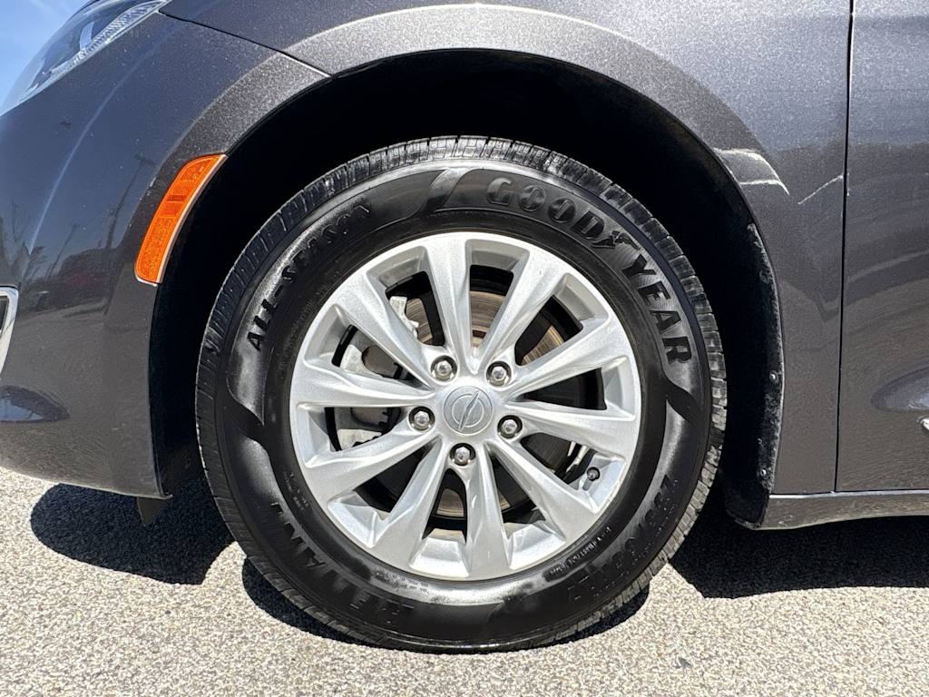 Thumbnail: 2019 Chrysler Pacifica - 8