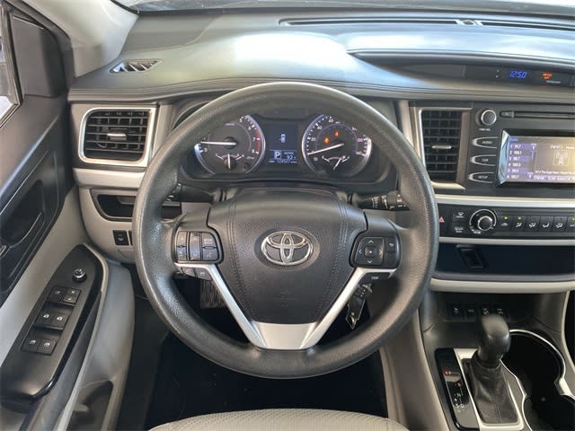 2016 Toyota Highlander LE 13