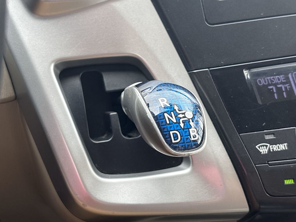 Thumbnail: 2012 Toyota Prius v - 16