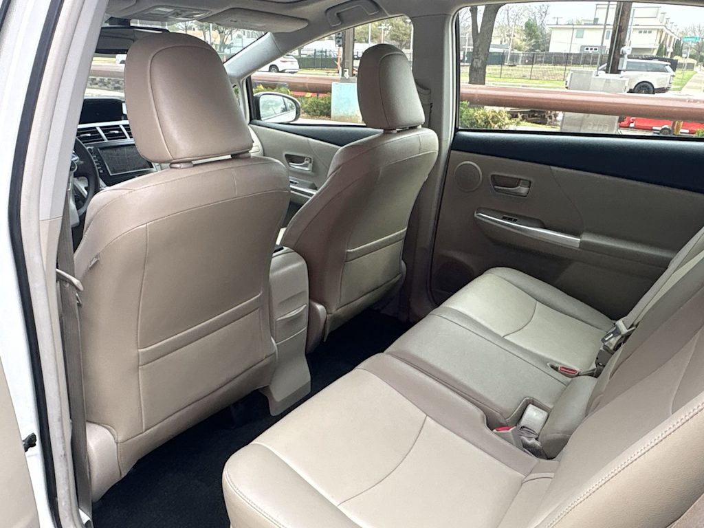 Thumbnail: 2012 Toyota Prius v - 12