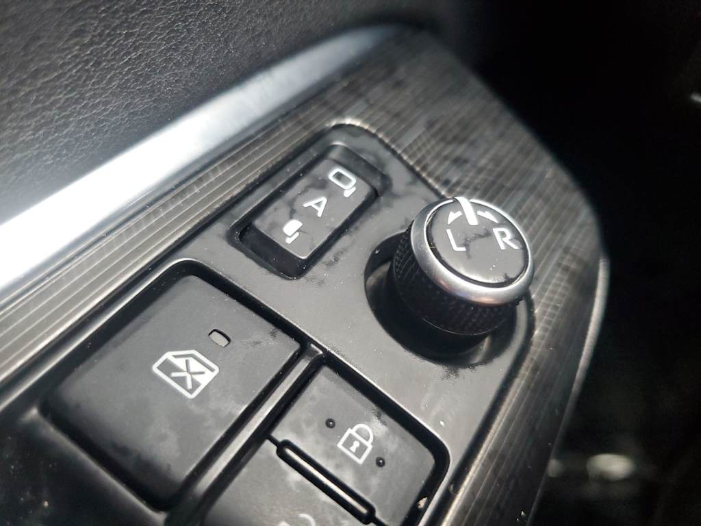 Thumbnail: 2021 Toyota Venza - 26