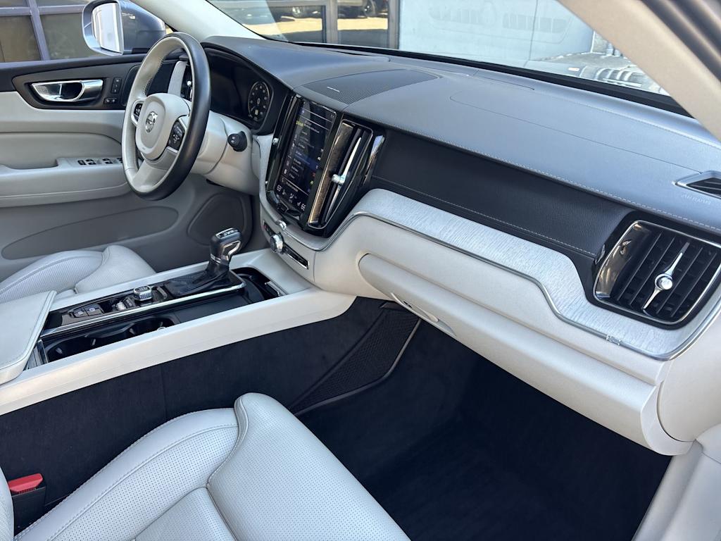 Thumbnail: 2021 Volvo XC60 - 14