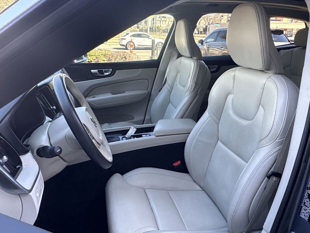 Thumbnail: 2021 Volvo XC60 - 10