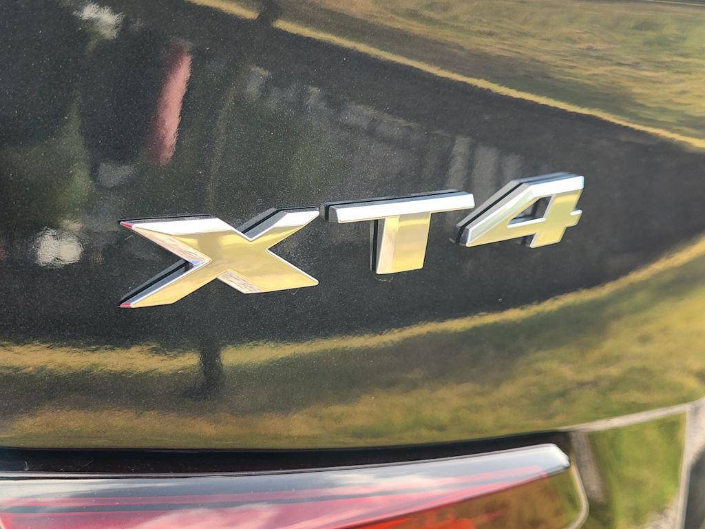 Thumbnail: 2022 Cadillac XT4 - 9