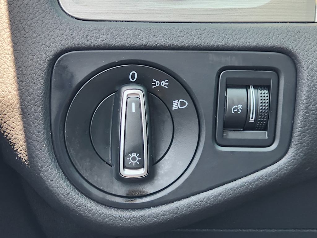 Thumbnail: 2016 Volkswagen Golf - 27
