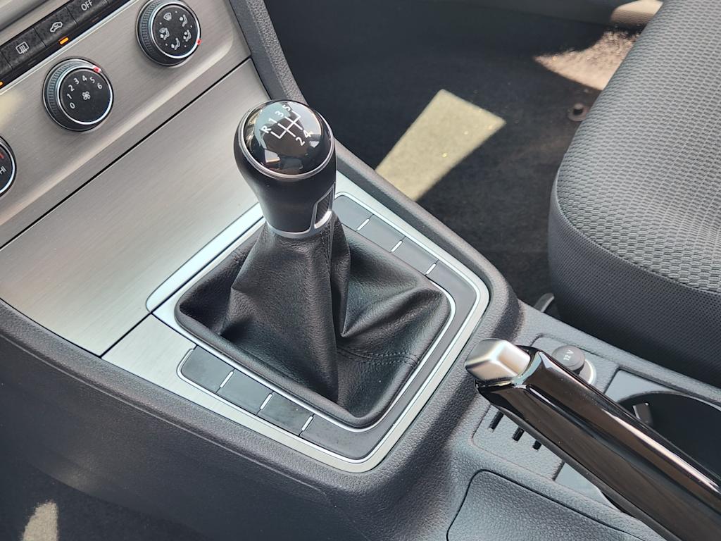 Thumbnail: 2016 Volkswagen Golf - 16