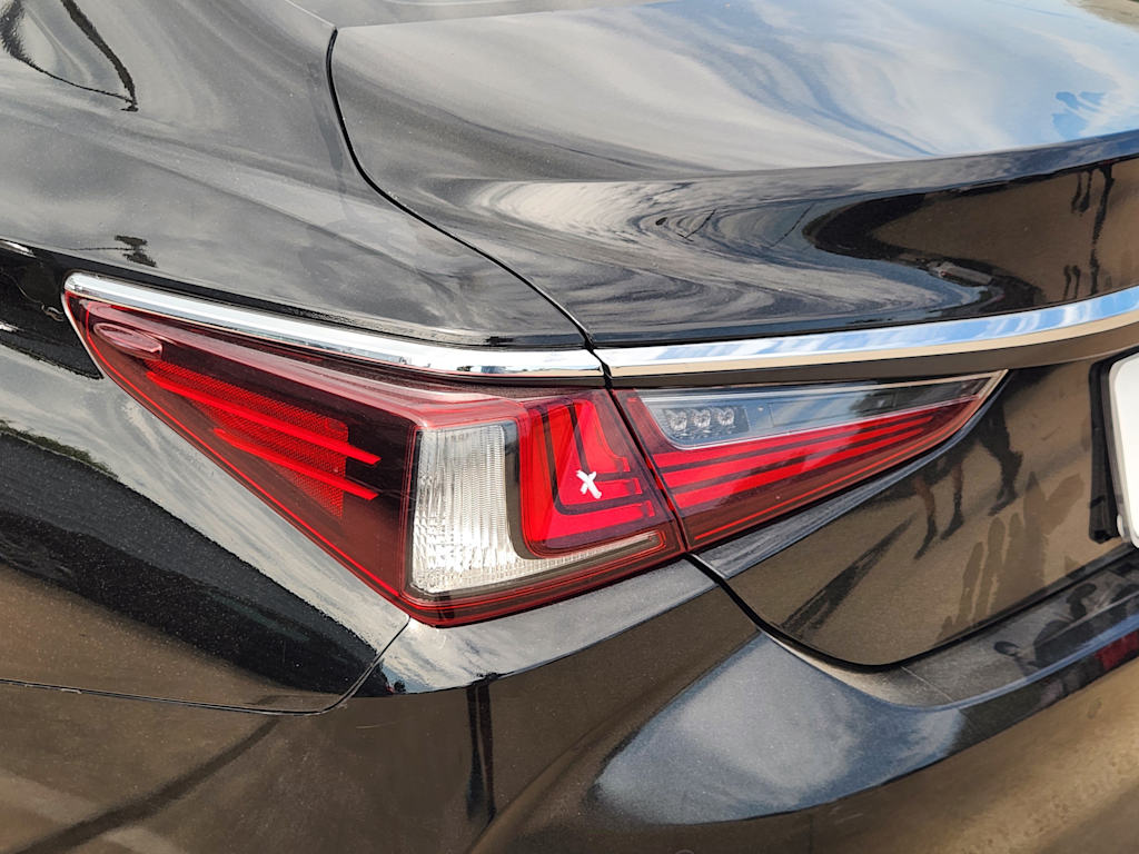 Thumbnail: 2020 Lexus ES - 12