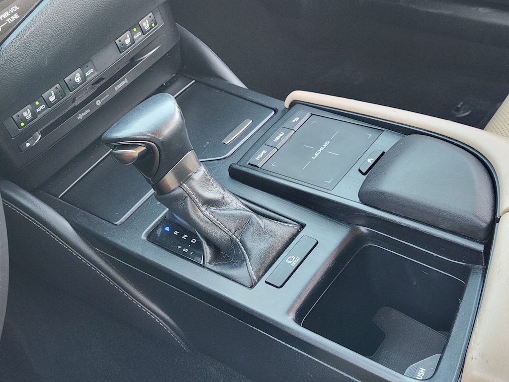 Thumbnail: 2020 Lexus ES - 16