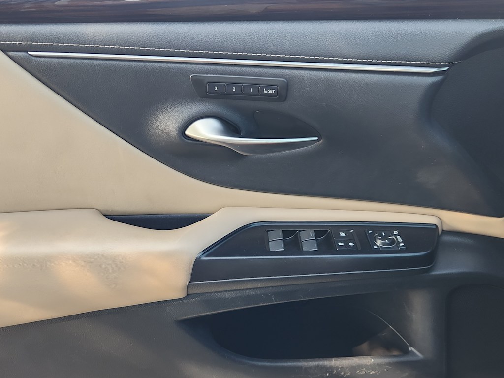 Thumbnail: 2020 Lexus ES - 29