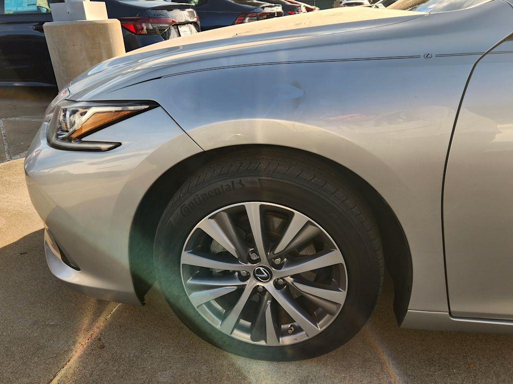 Thumbnail: 2021 Lexus ES - 10