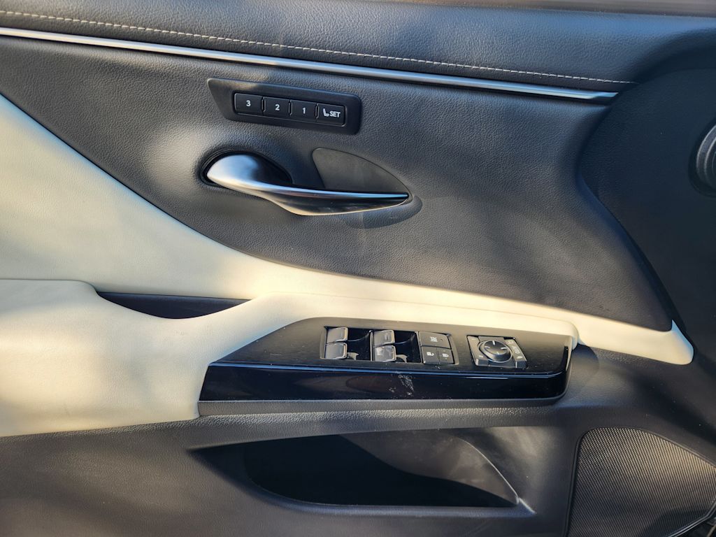 Thumbnail: 2023 Lexus ES - 26