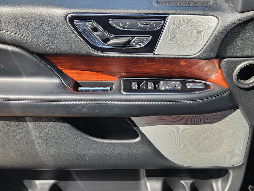 Thumbnail: 2019 Lincoln Navigator - 30