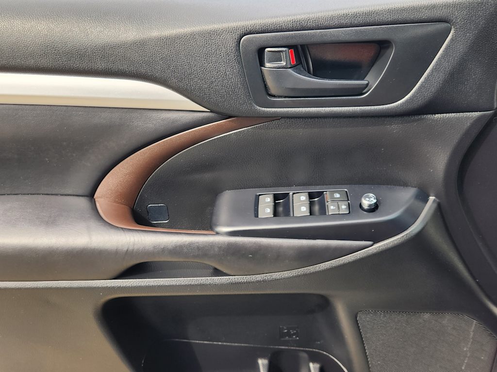 Thumbnail: 2017 Toyota Highlander - 31