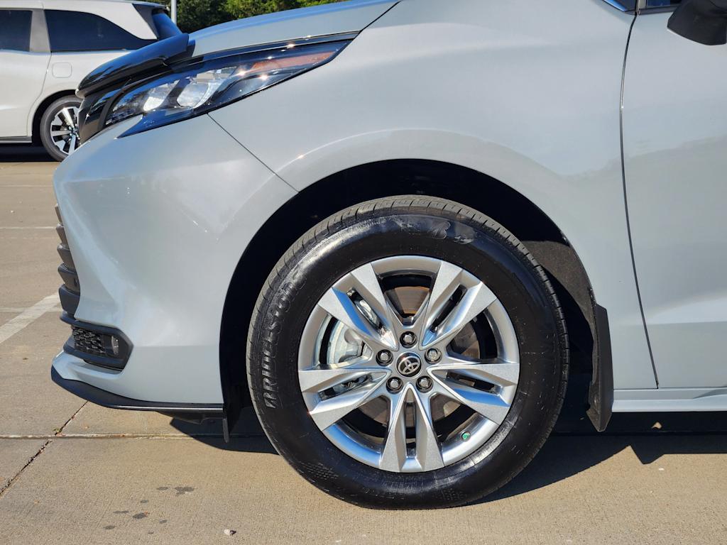Thumbnail: 2023 Toyota Sienna - 8