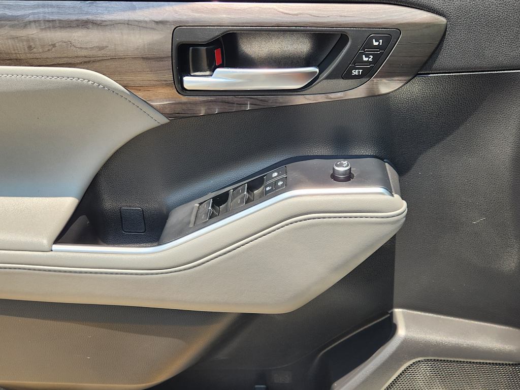 Thumbnail: 2020 Toyota Highlander - 30