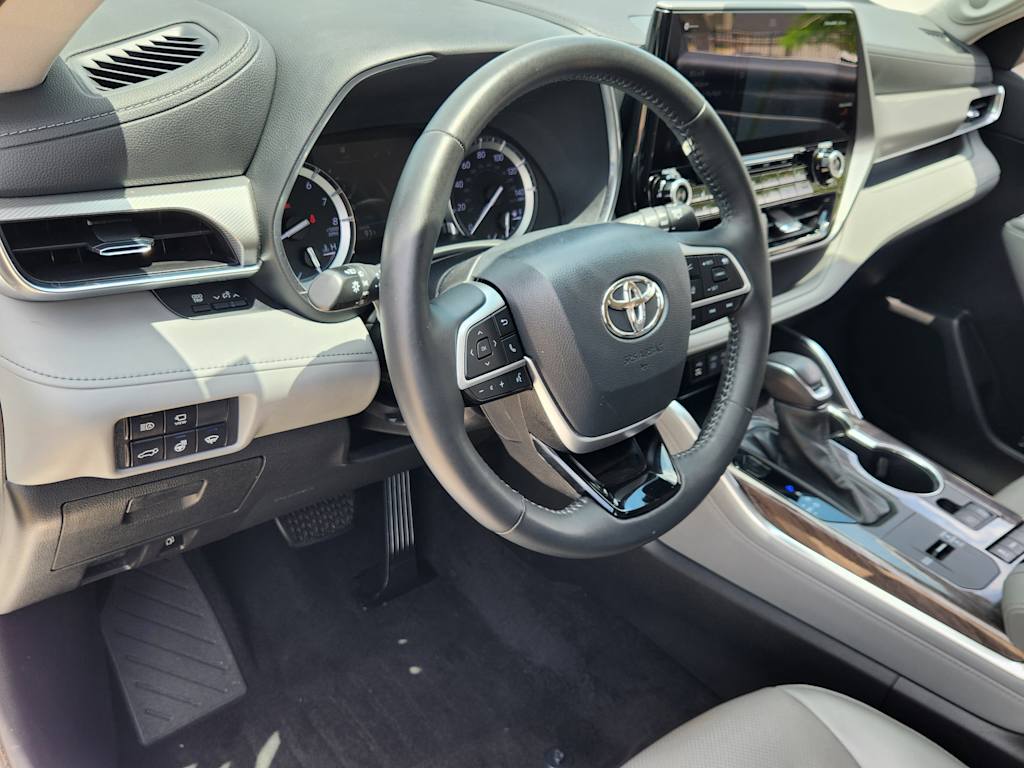 Thumbnail: 2022 Toyota Highlander - 2
