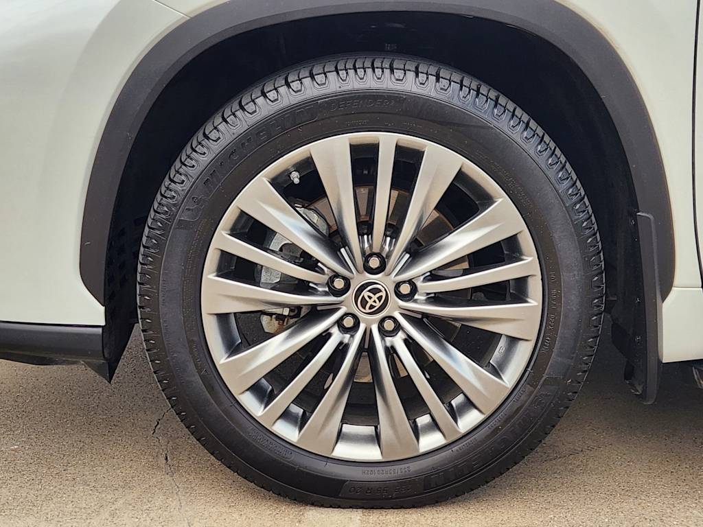 Thumbnail: 2022 Toyota Highlander - 23