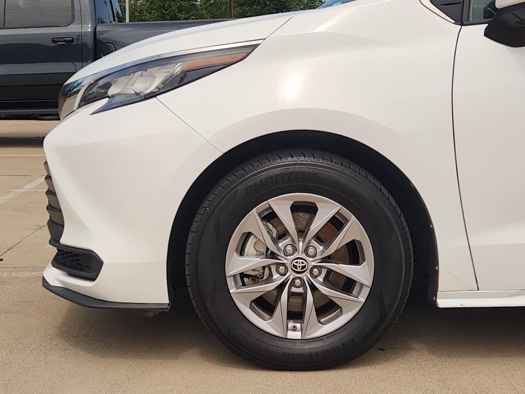 Thumbnail: 2022 Toyota Sienna - 8