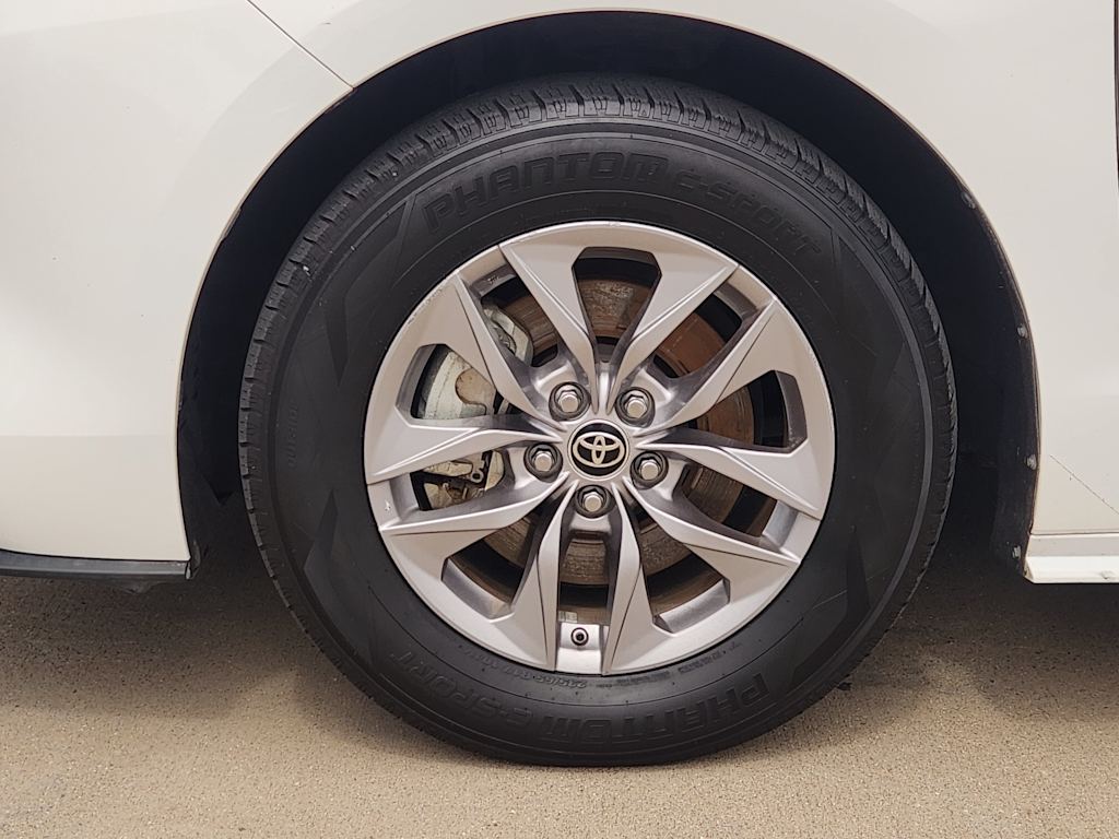 Thumbnail: 2022 Toyota Sienna - 23