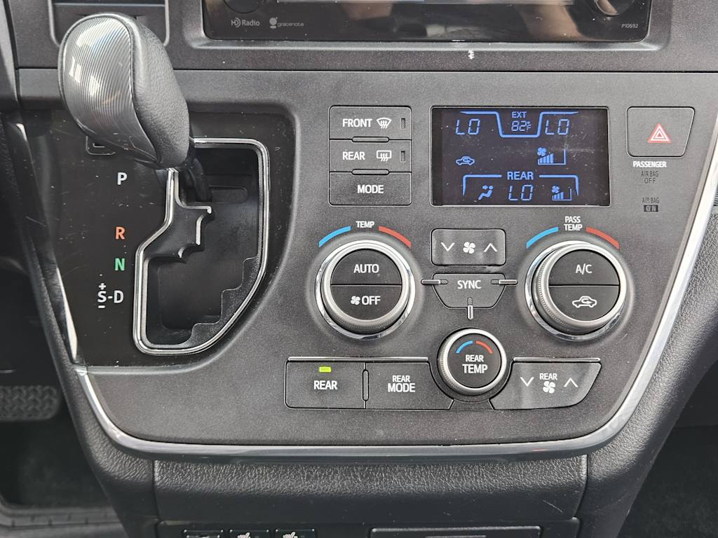 2015 Toyota Sienna SE Premium 27