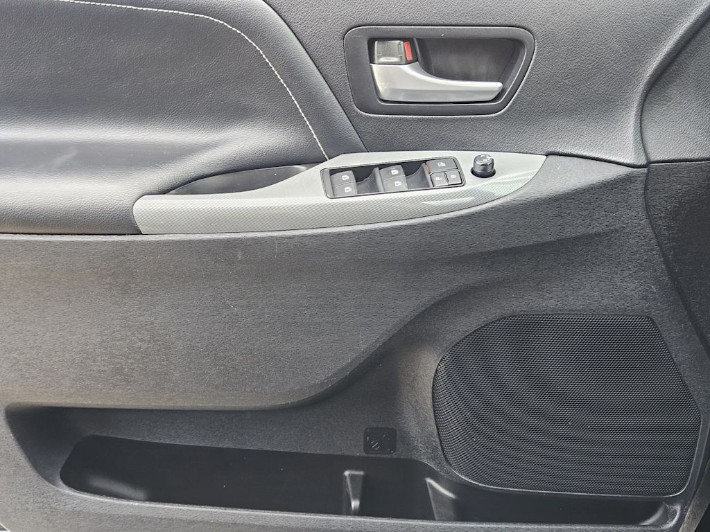 2015 Toyota Sienna SE Premium 29