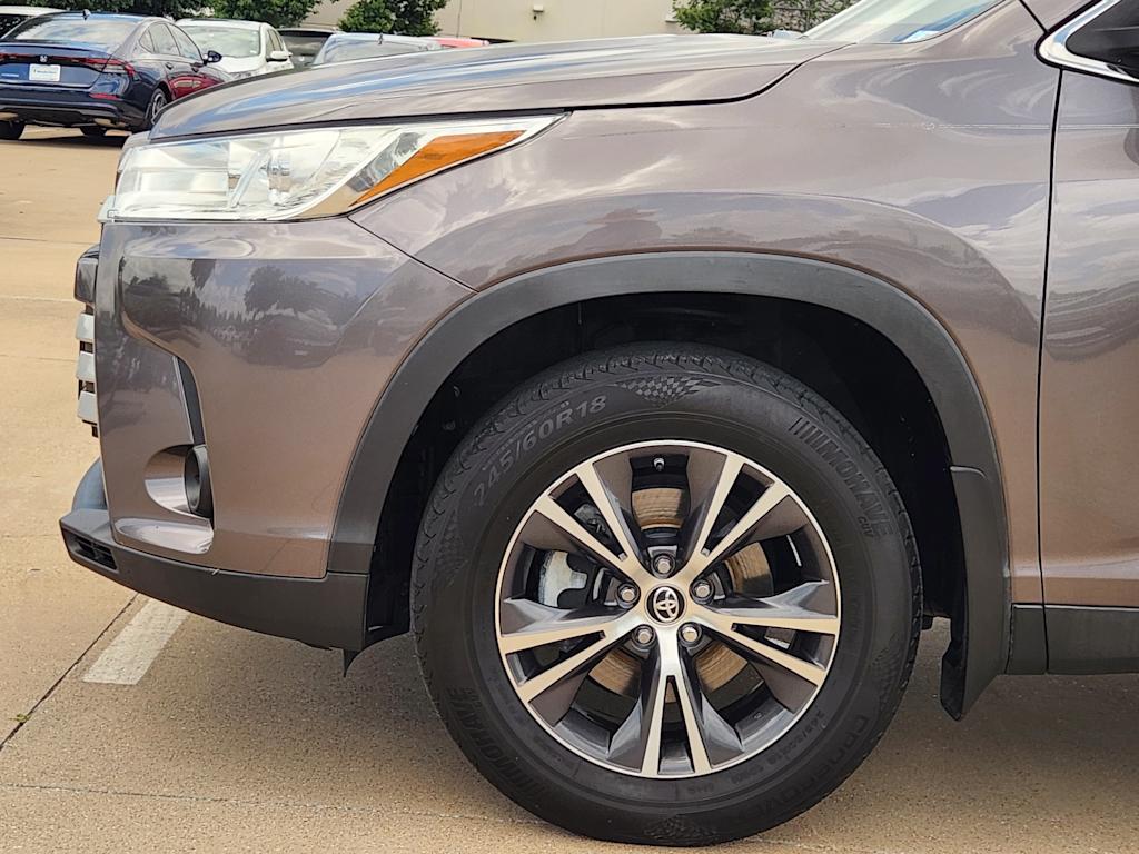 Thumbnail: 2019 Toyota Highlander - 8