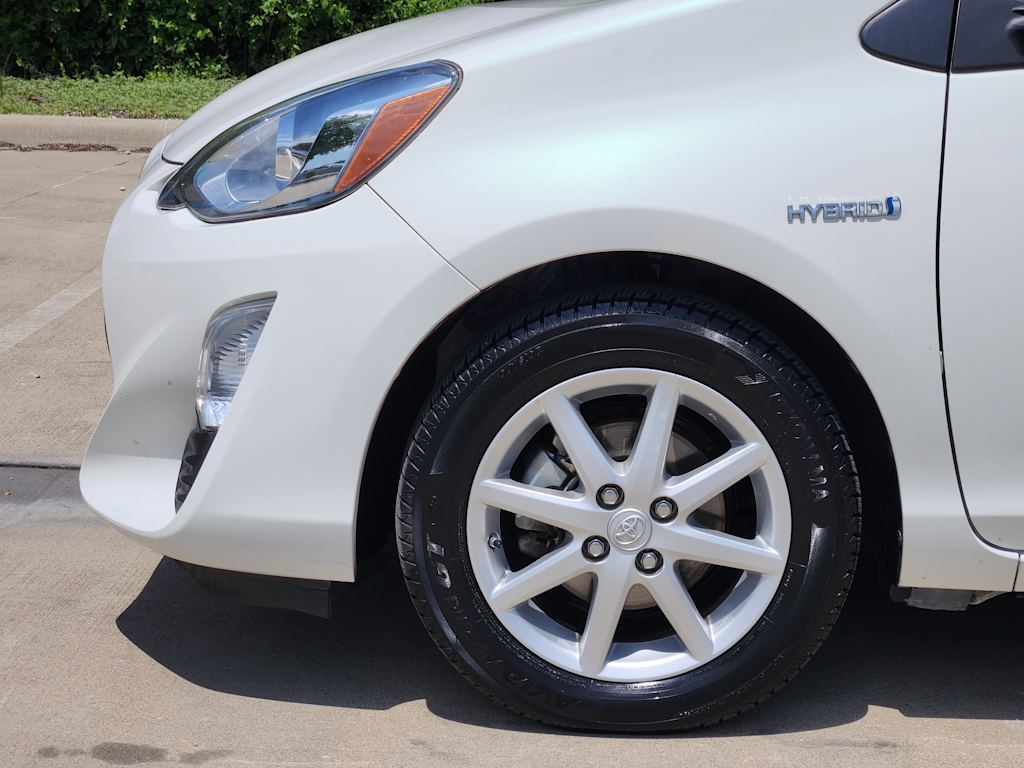 Thumbnail: 2016 Toyota Prius c - 8