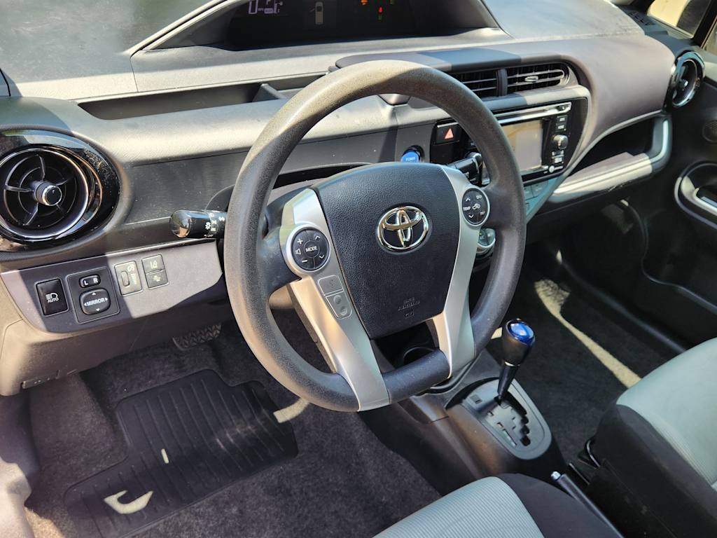 Thumbnail: 2016 Toyota Prius c - 2