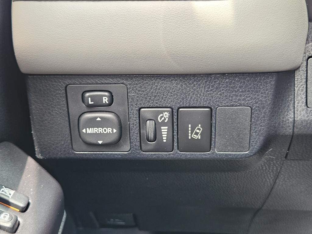 Thumbnail: 2018 Toyota RAV4 - 29
