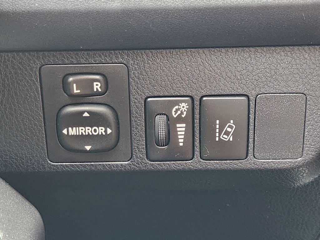 Thumbnail: 2018 Toyota RAV4 - 27