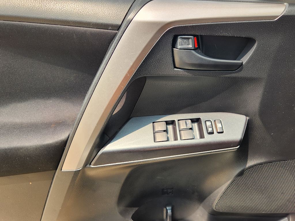 Thumbnail: 2018 Toyota RAV4 - 29