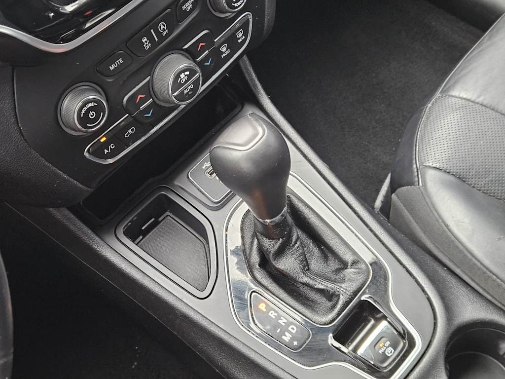 Thumbnail: 2019 Jeep Cherokee - 14
