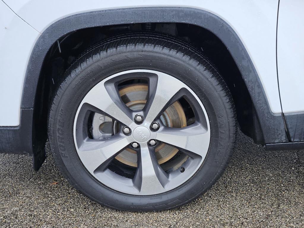 Thumbnail: 2019 Jeep Cherokee - 22