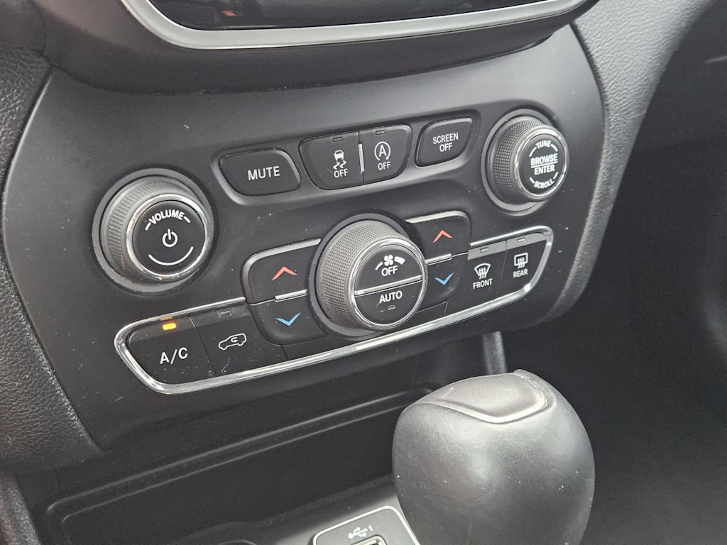 Thumbnail: 2019 Jeep Cherokee - 26