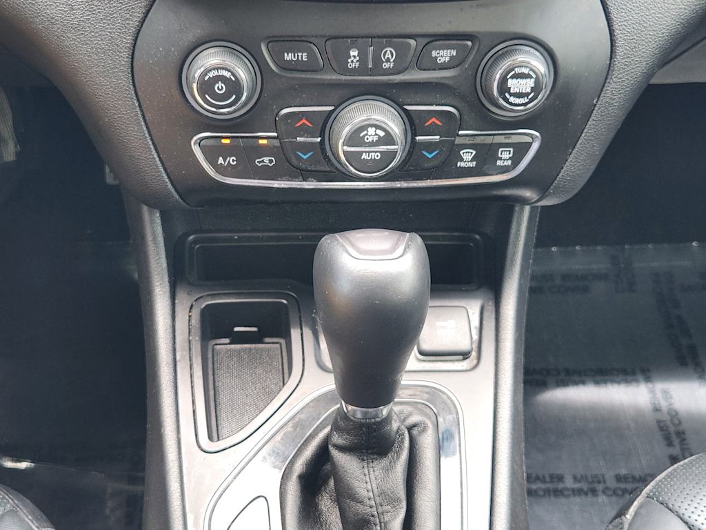 Thumbnail: 2019 Jeep Cherokee - 14