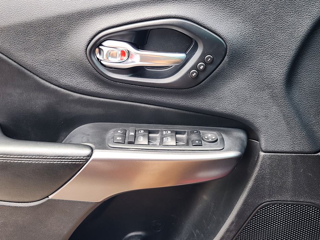 Thumbnail: 2019 Jeep Cherokee - 27