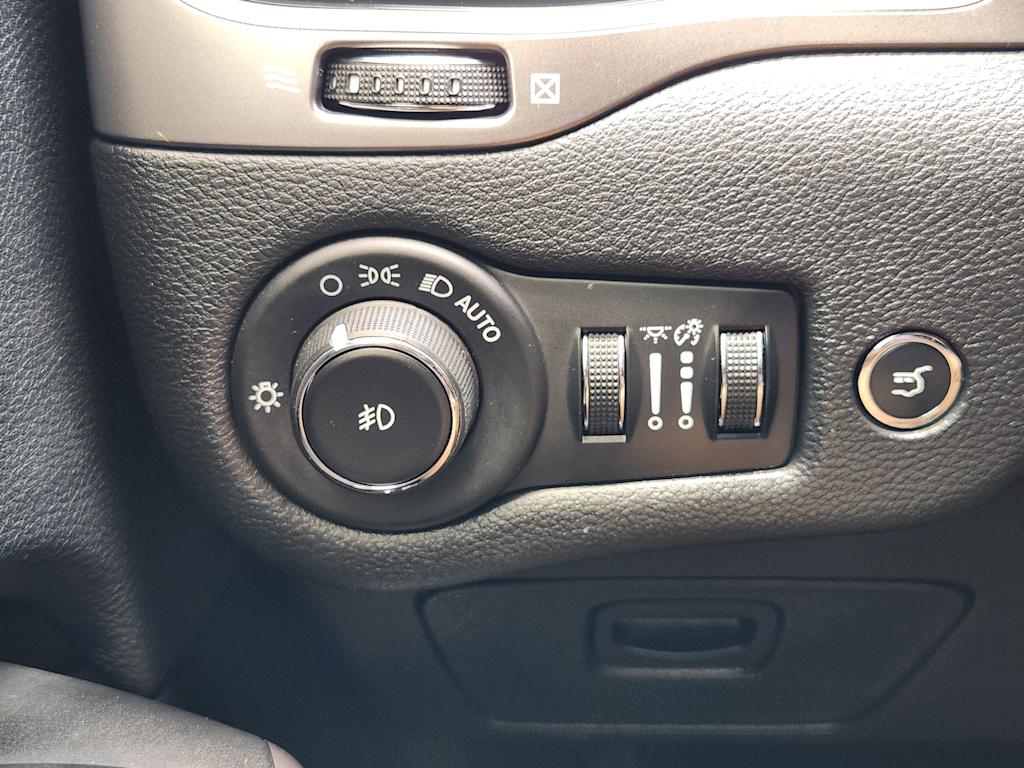 Thumbnail: 2019 Jeep Cherokee - 26