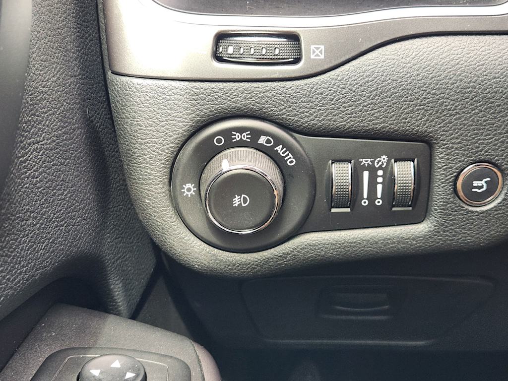 Thumbnail: 2019 Jeep Cherokee - 27
