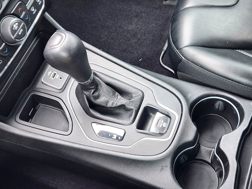 Thumbnail: 2019 Jeep Cherokee - 14