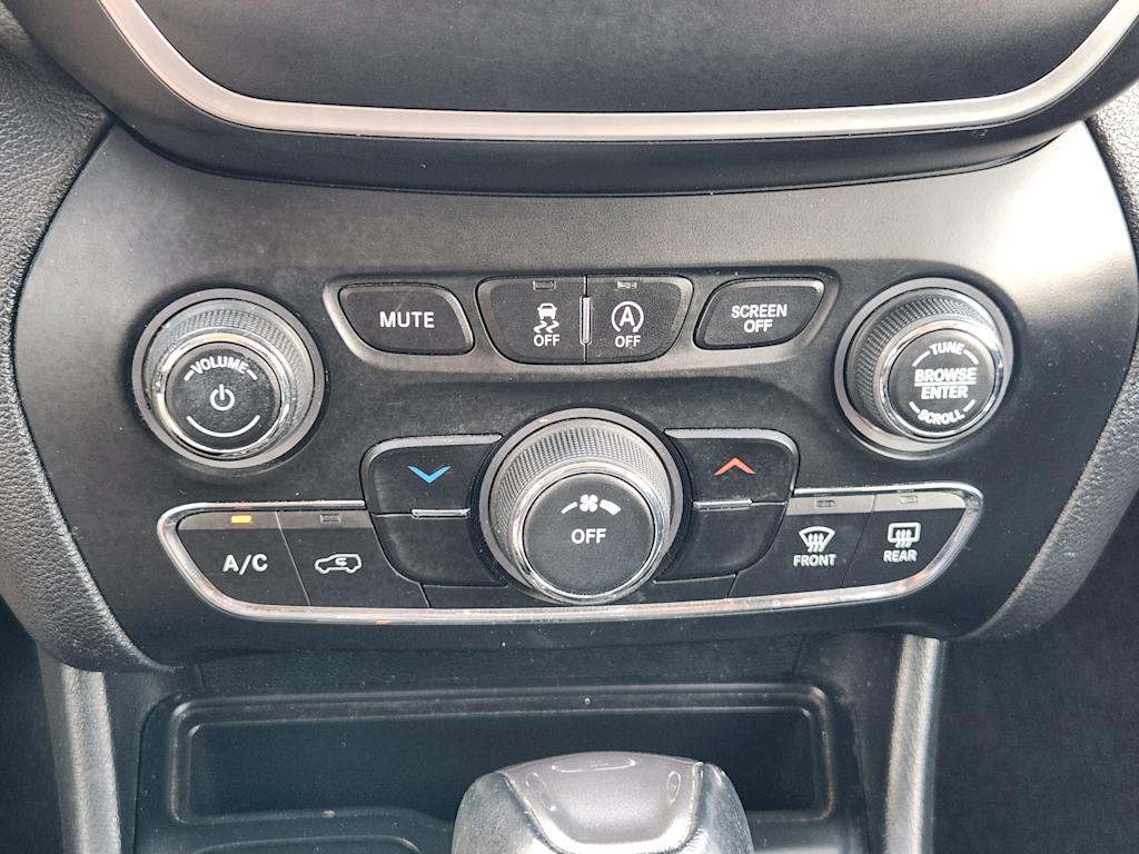 Thumbnail: 2019 Jeep Cherokee - 23