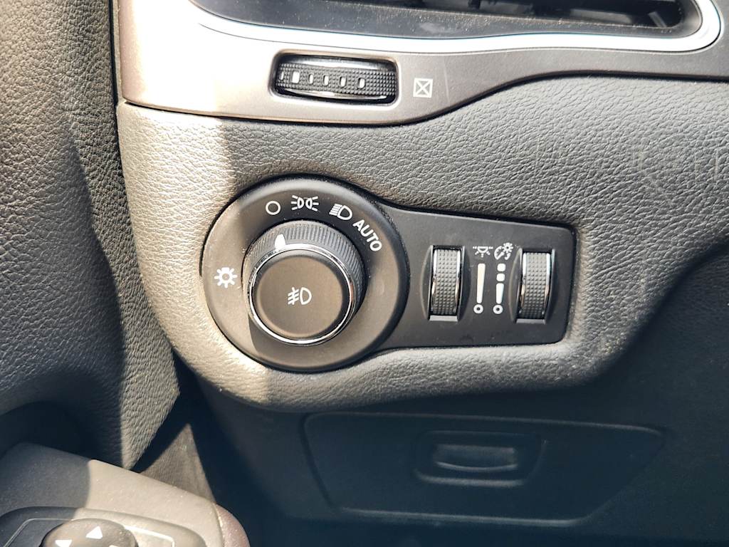Thumbnail: 2019 Jeep Cherokee - 24