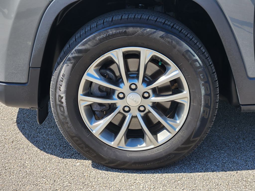 Thumbnail: 2019 Jeep Cherokee - 22