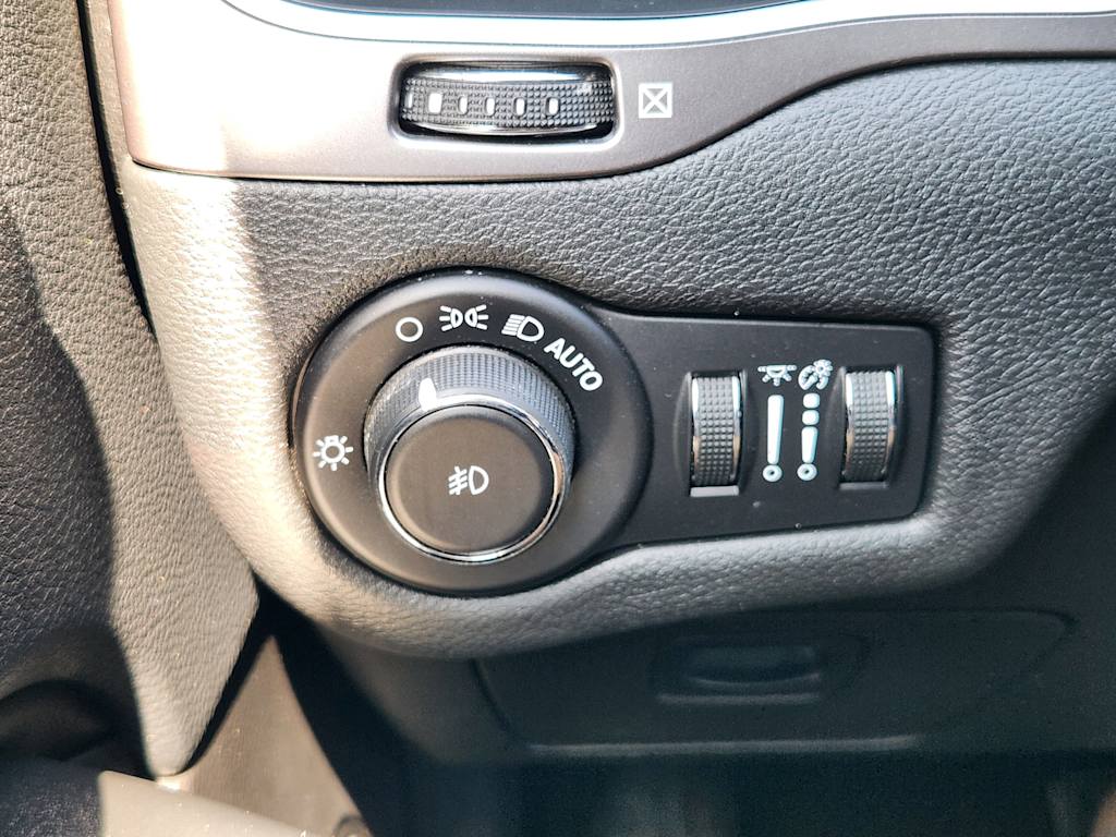 Thumbnail: 2019 Jeep Cherokee - 28