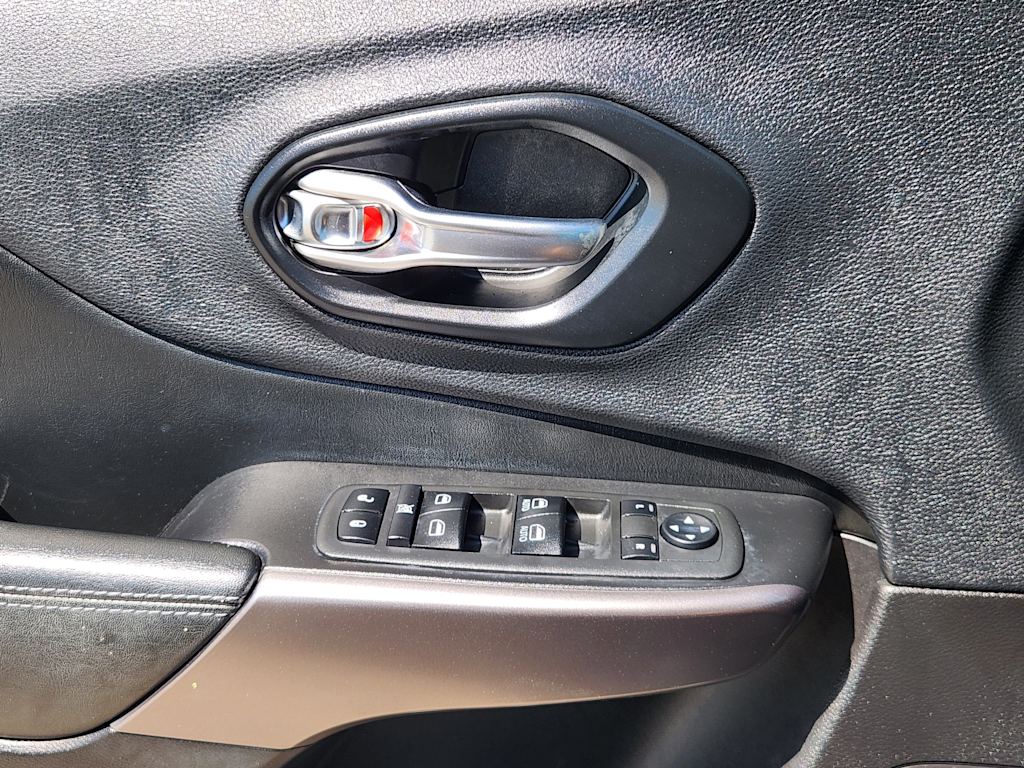 Thumbnail: 2019 Jeep Cherokee - 29