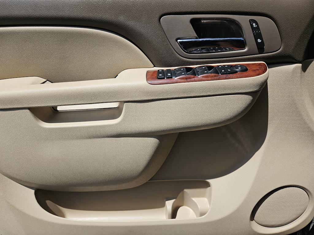Thumbnail: 2013 Chevrolet Tahoe - 27