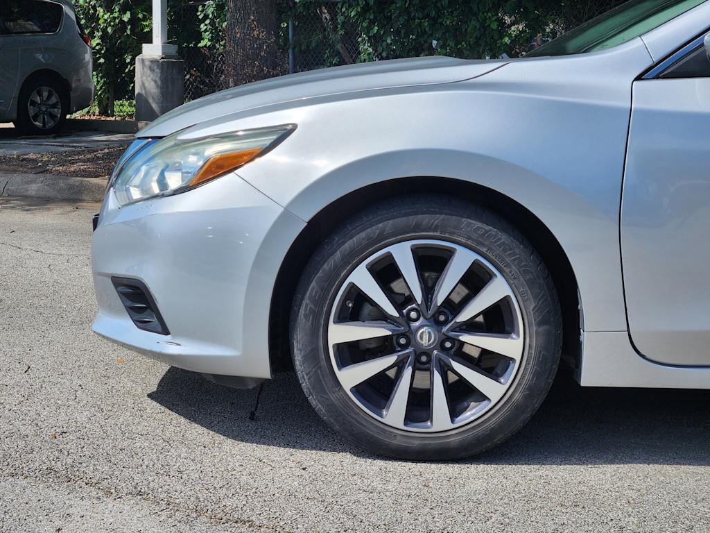 Thumbnail: 2017 Nissan Altima - 6