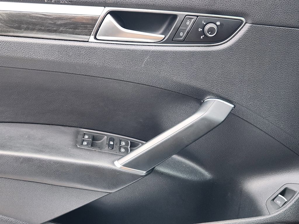Thumbnail: 2016 Volkswagen Passat - 30