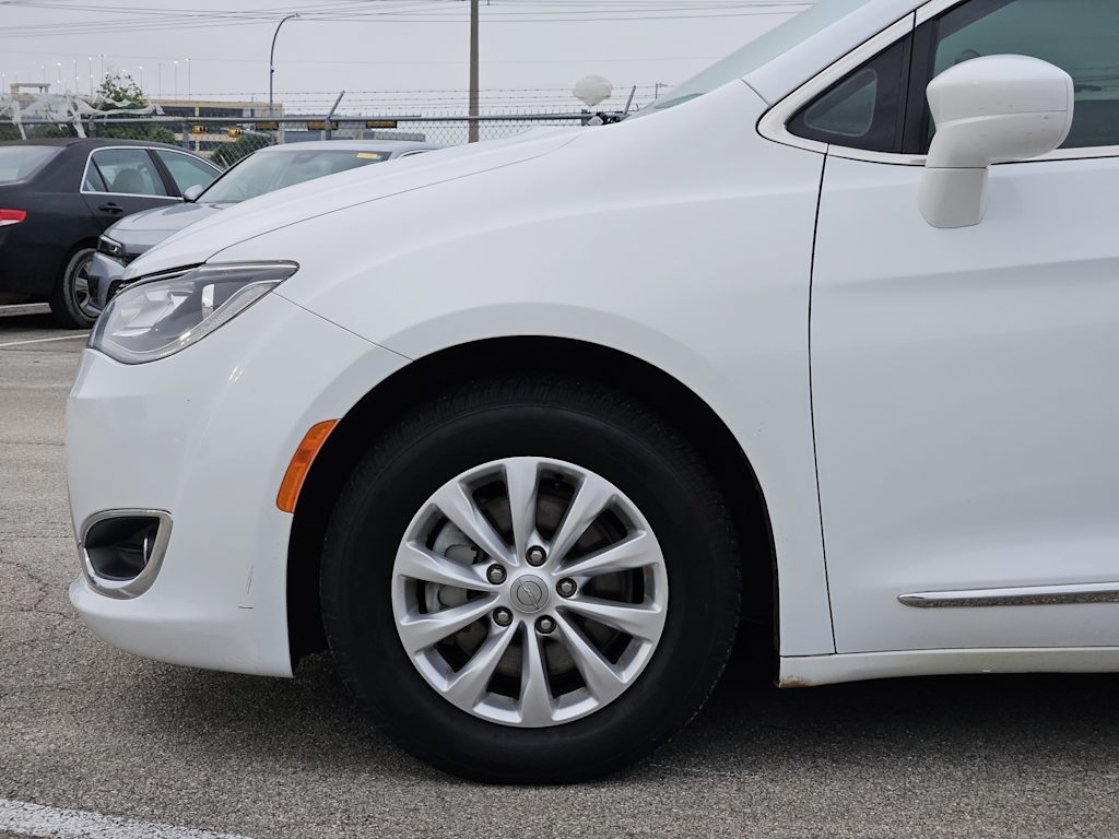 Thumbnail: 2018 Chrysler Pacifica - 6