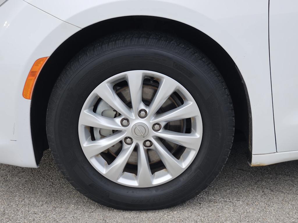 Thumbnail: 2018 Chrysler Pacifica - 21